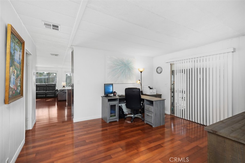 26000 Avenida Aeropuerto 12