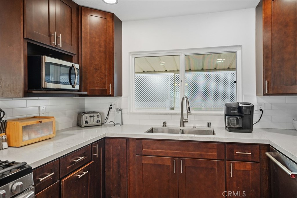 26000 Avenida Aeropuerto 12