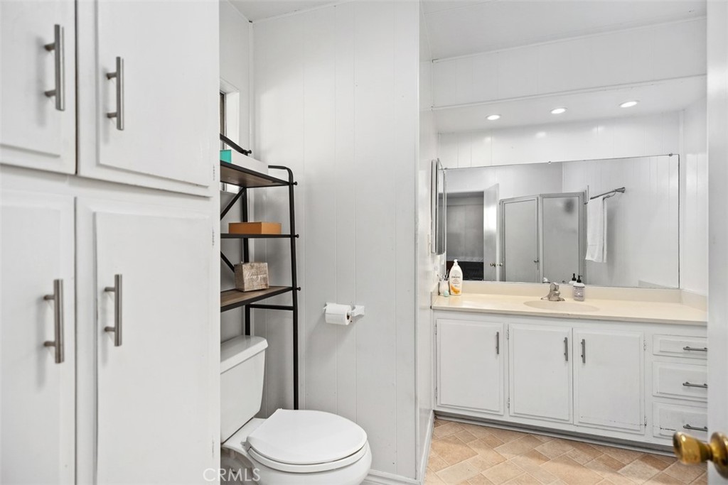 26000 Avenida Aeropuerto 12