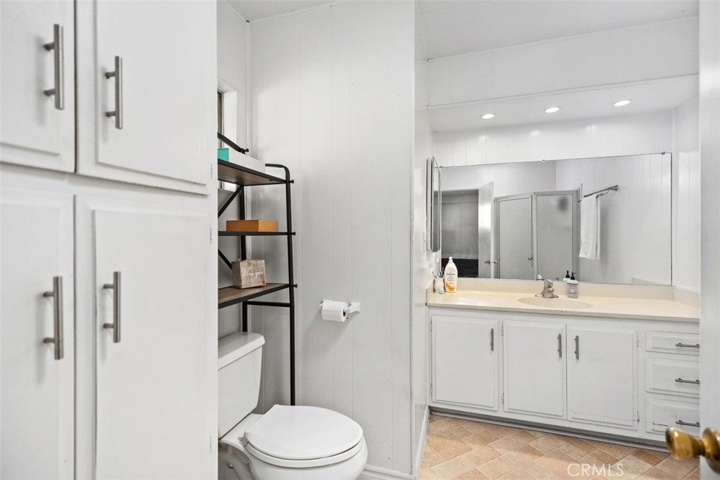 26000 Avenida Aeropuerto 12