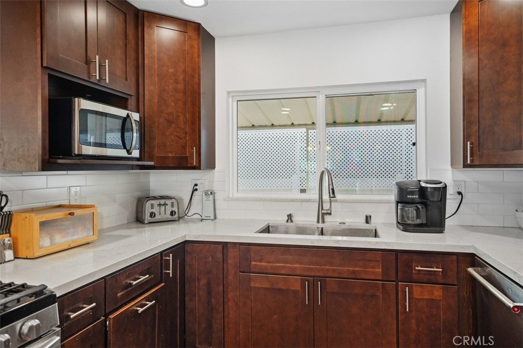 26000 Avenida Aeropuerto 12