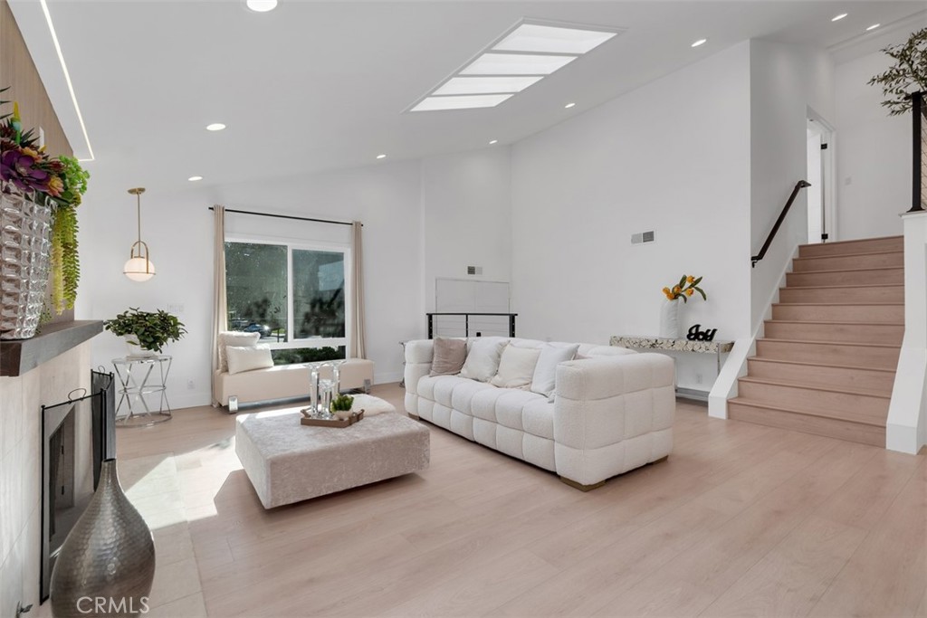 8167 8167 Dartmoor Drive