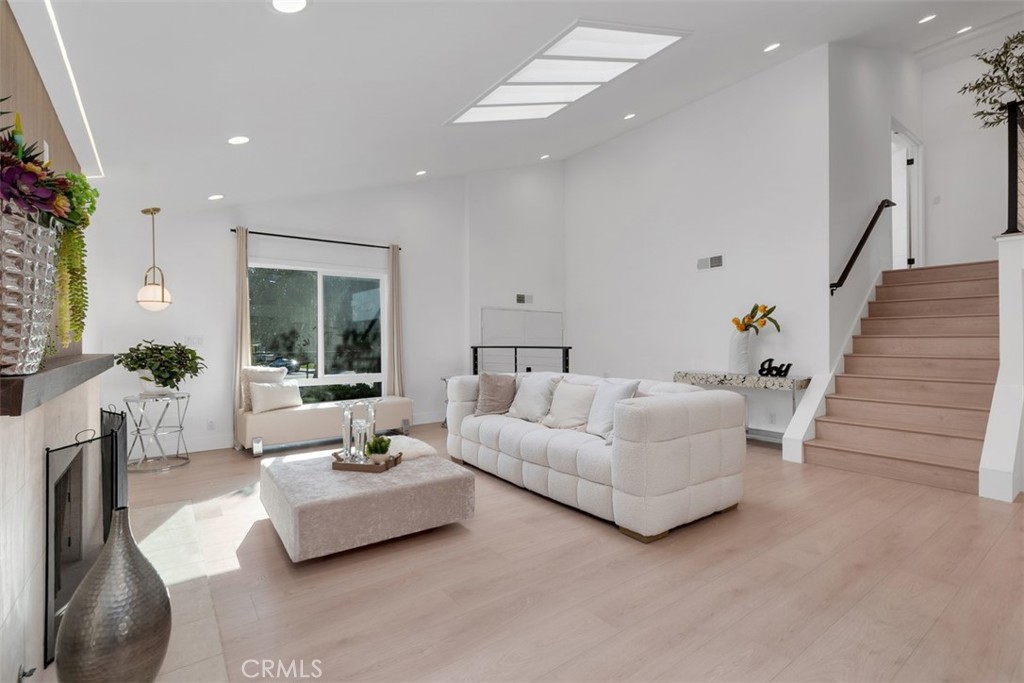 8167 8167 Dartmoor Drive