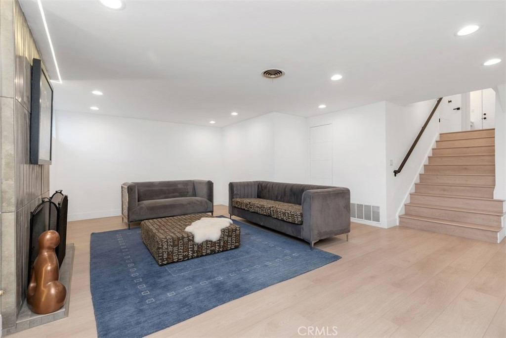 8167 8167 Dartmoor Drive