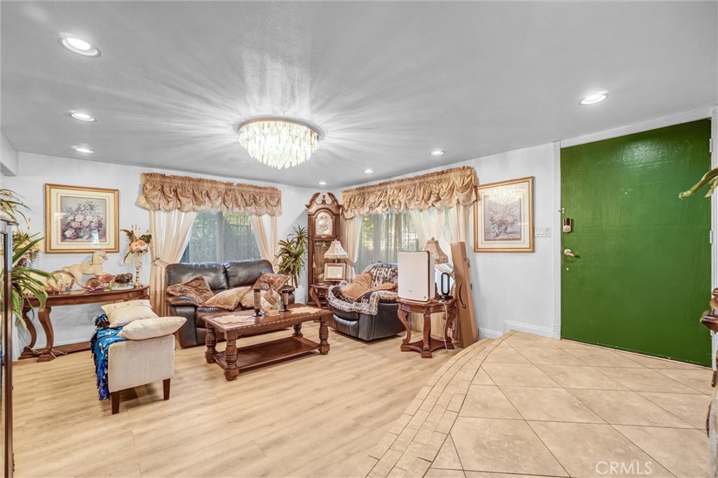 1341 S Pembrooke Lane