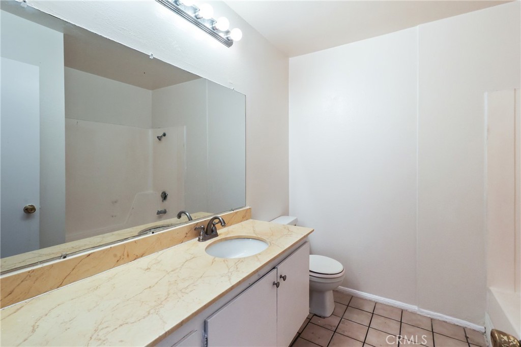 1001 W Macarthur 110