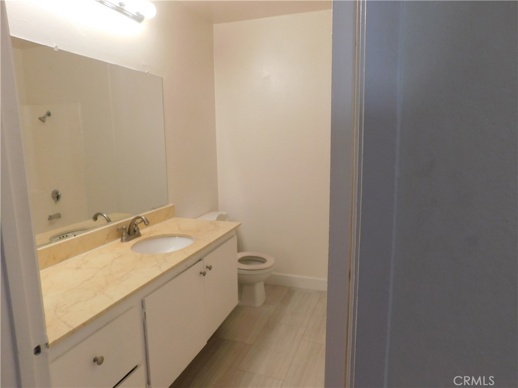 1001 W Macarthur 110