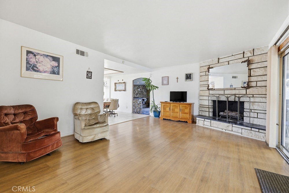 1934 S Robert Lane