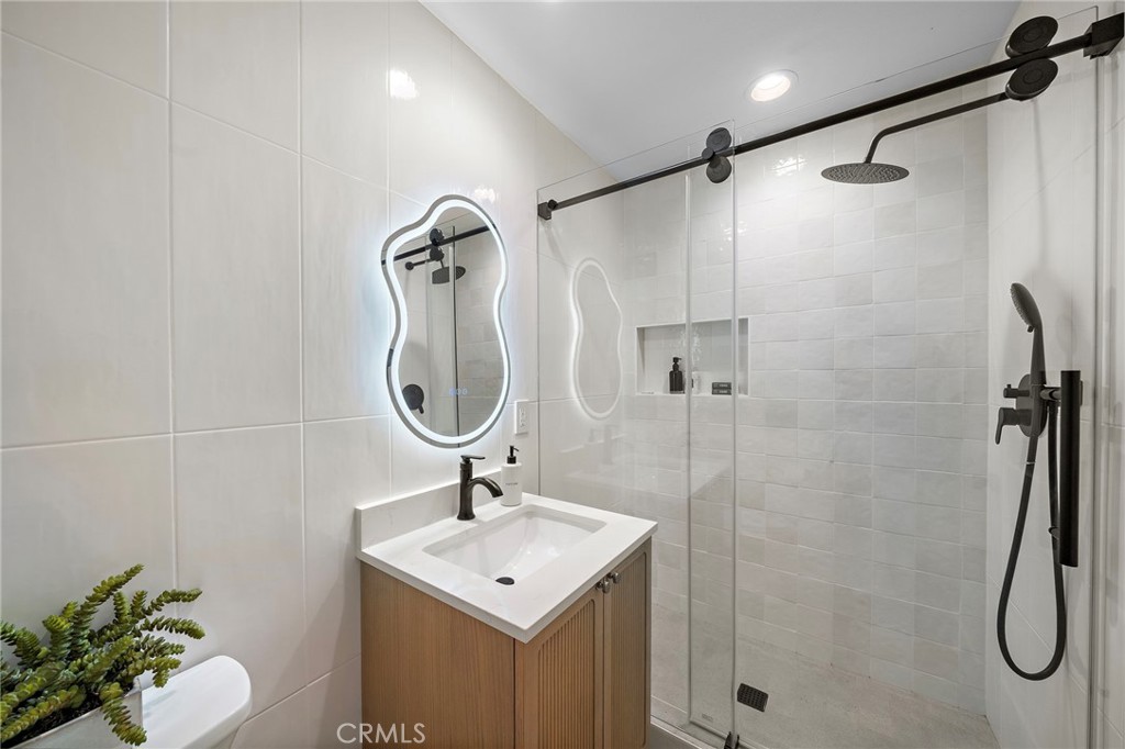 9560 La Amapola Avenue