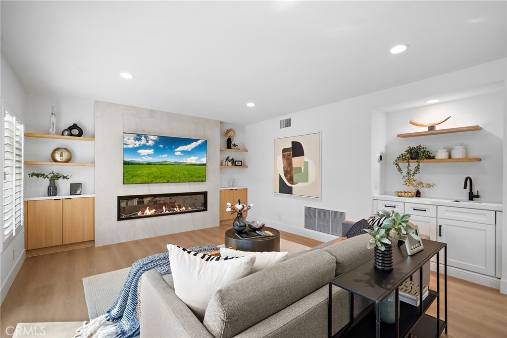 9560 La Amapola Avenue