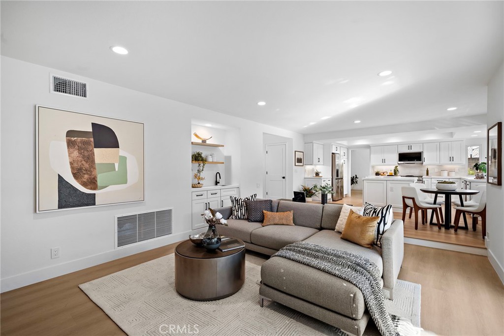 9560 La Amapola Avenue