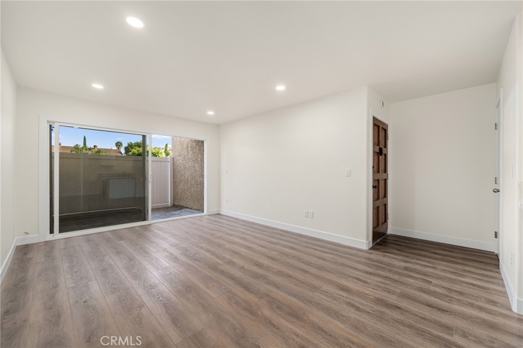 1101 W Macarthur 195