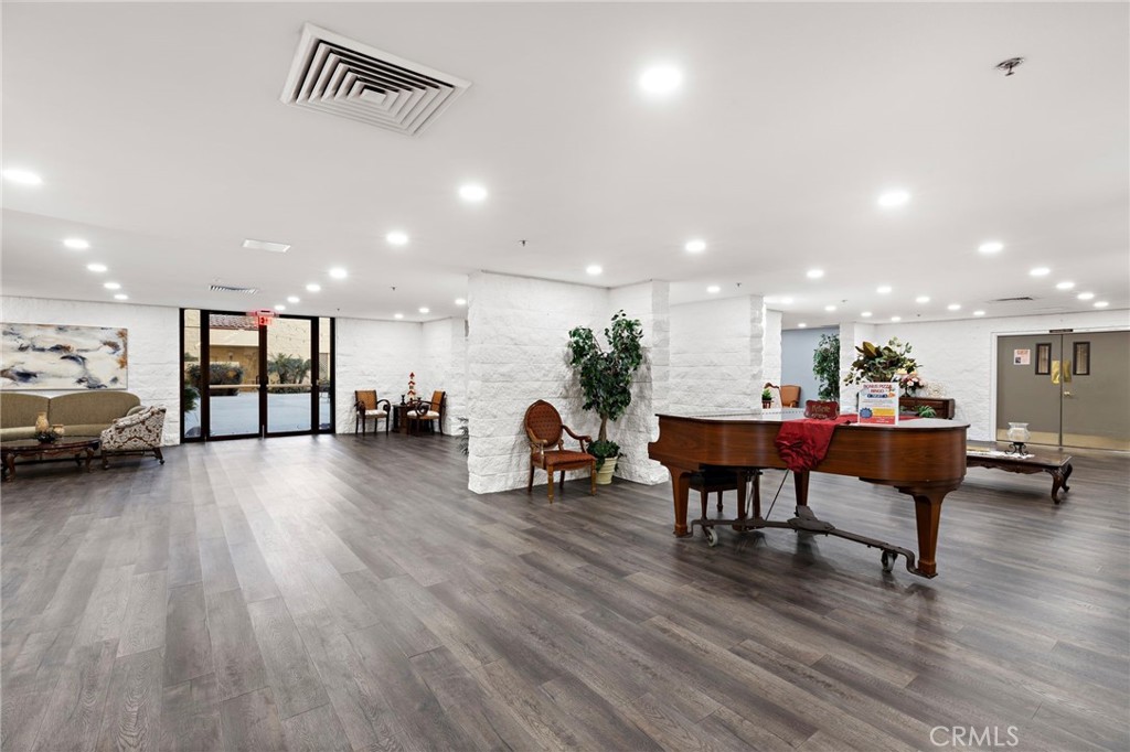 24055 Paseo Del Lago