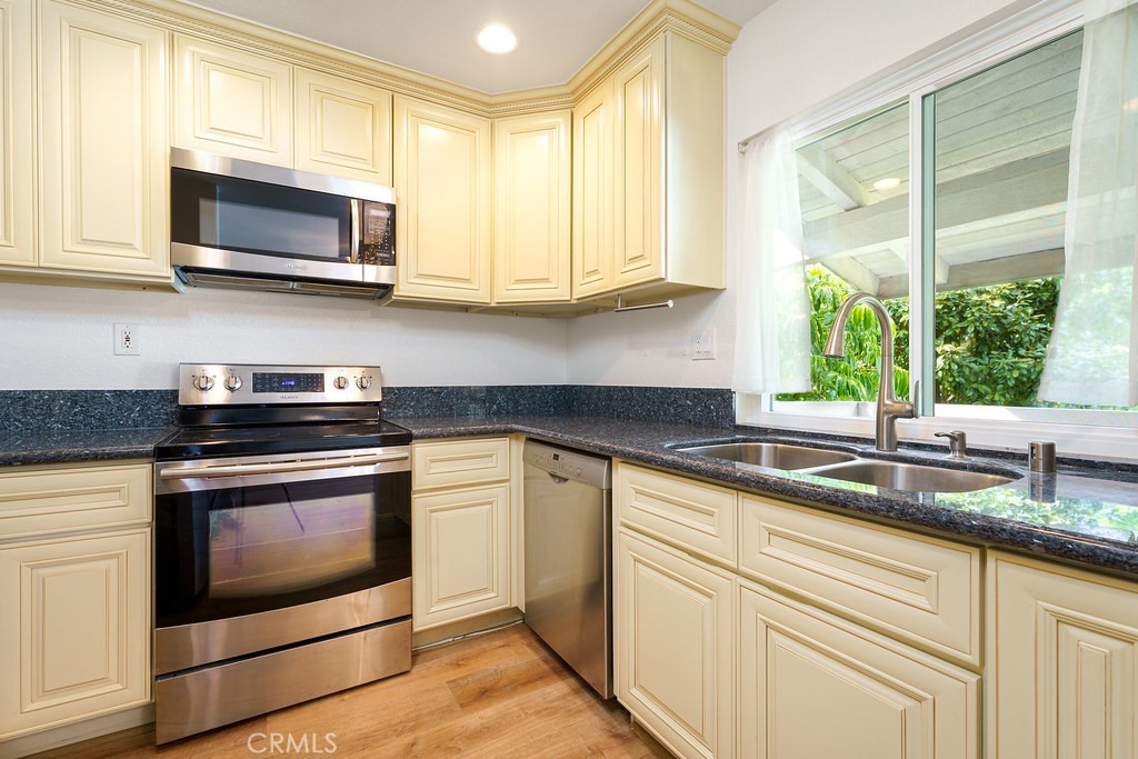 23732 Hillhurst Drive 38