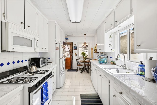 40 La Verne AVE