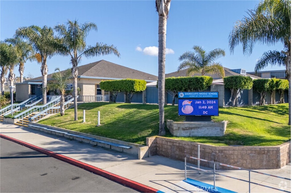 802 Avenida Presidio