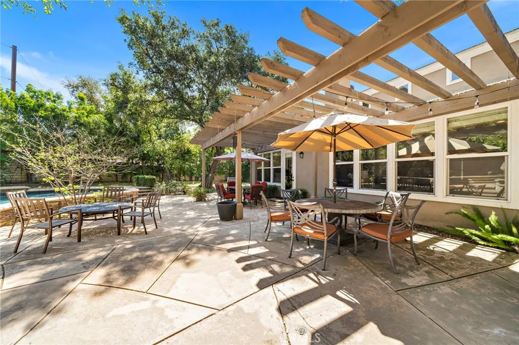 2290 Redwood
