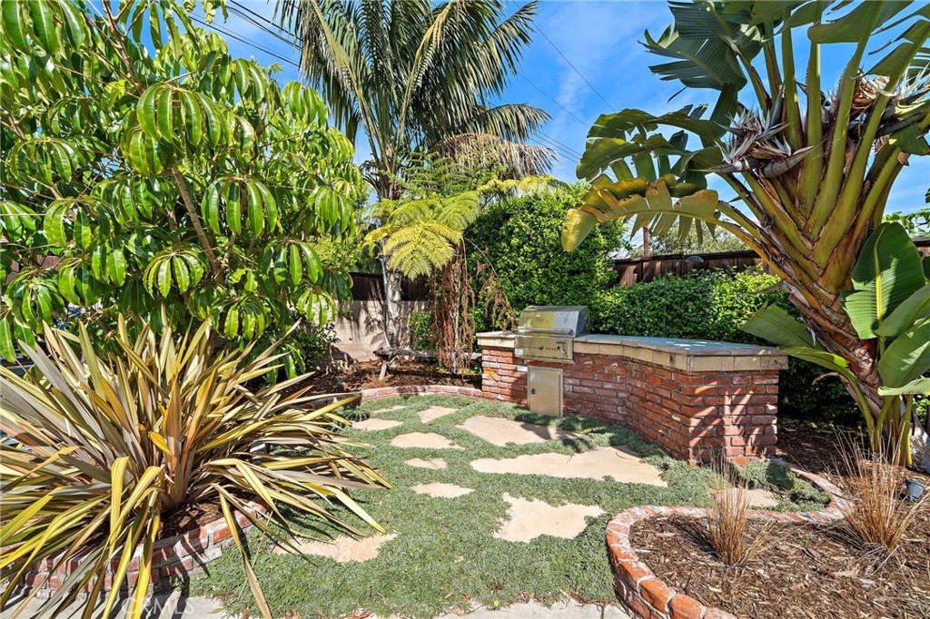 16805 Redwood Street