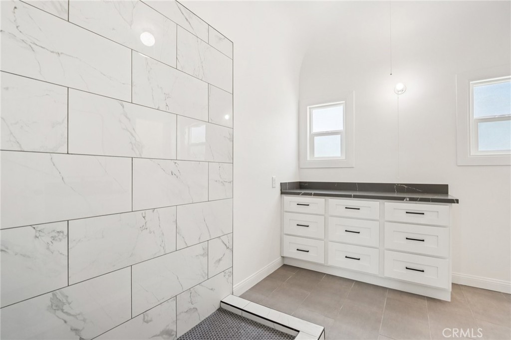 1112 W 64th Street