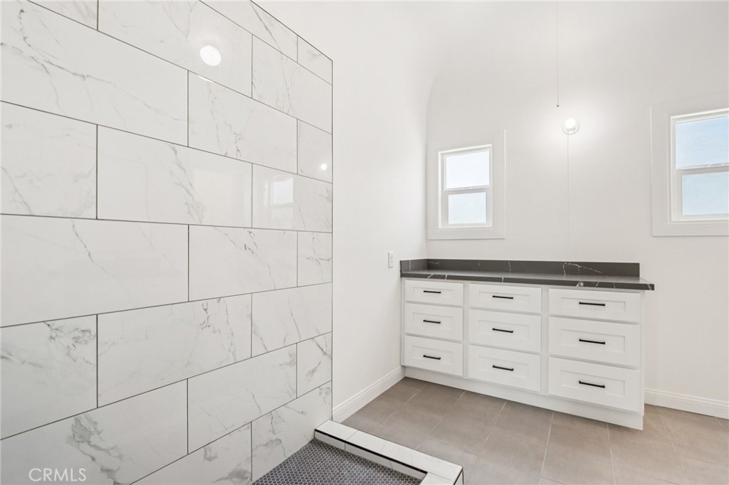 1112 W 64th Street