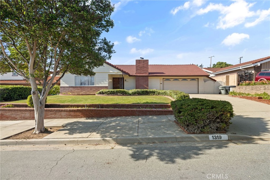 1319 Las Lomas