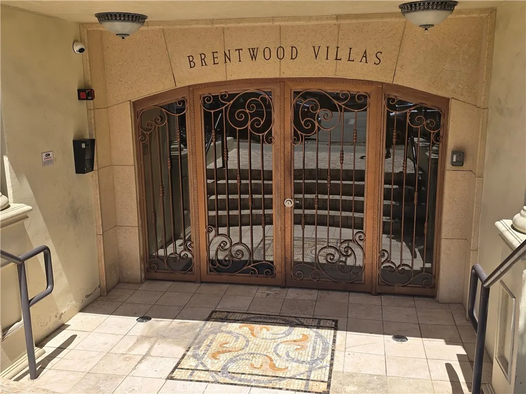 1154 S Barrington Unit 312