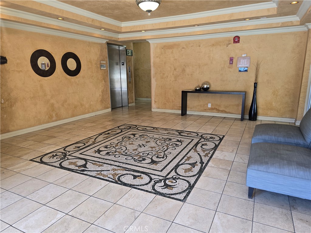 1154 S Barrington 312