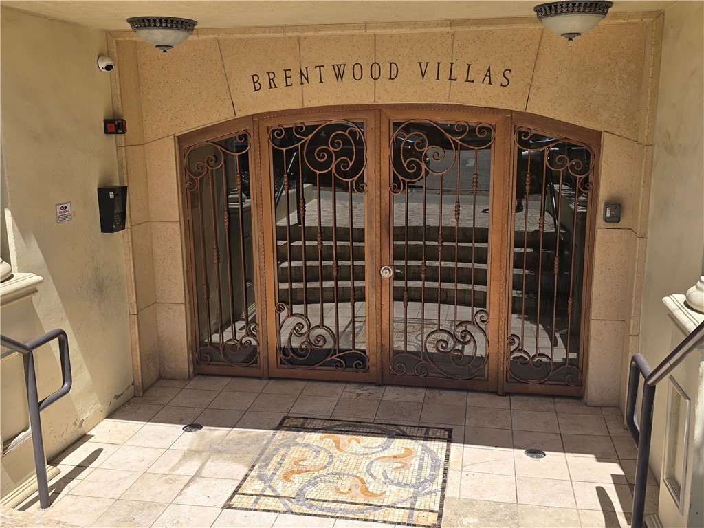 1154 S Barrington 312