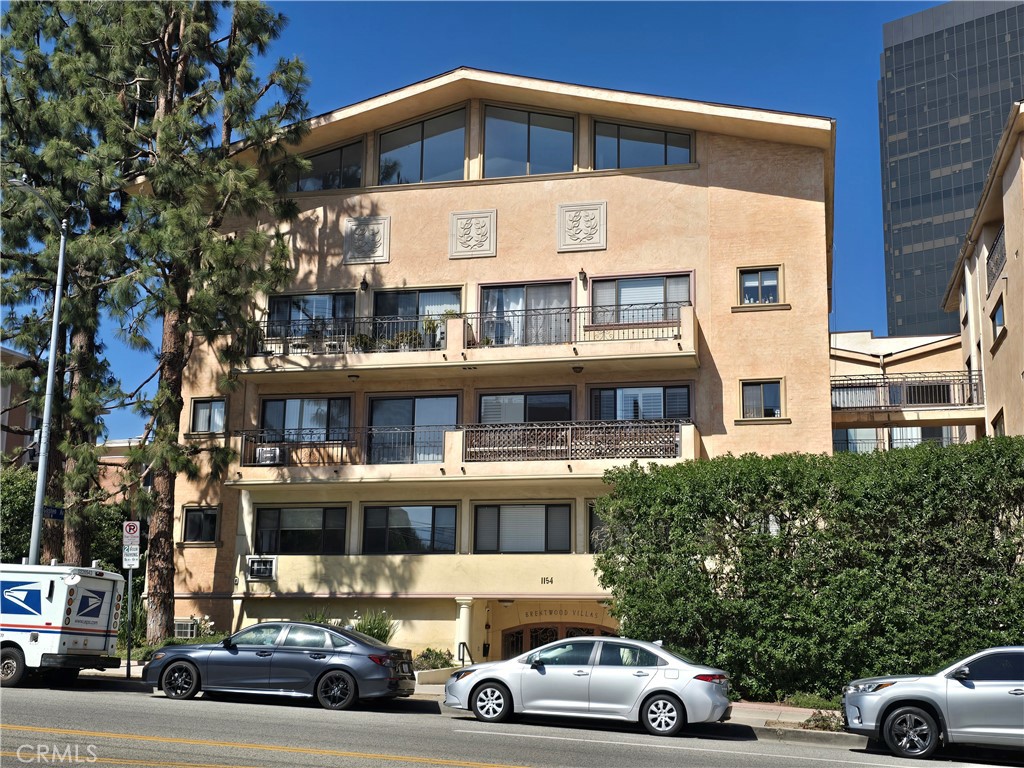 1154 S Barrington 312