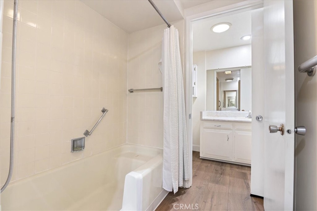 320 AVENIDA CARMEL B
