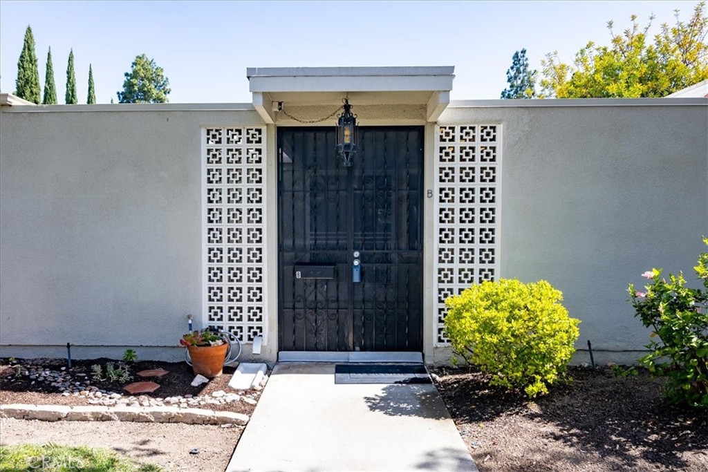 320 AVENIDA CARMEL B