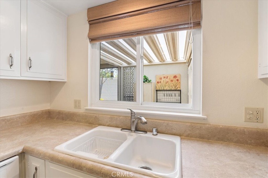 320 AVENIDA CARMEL B