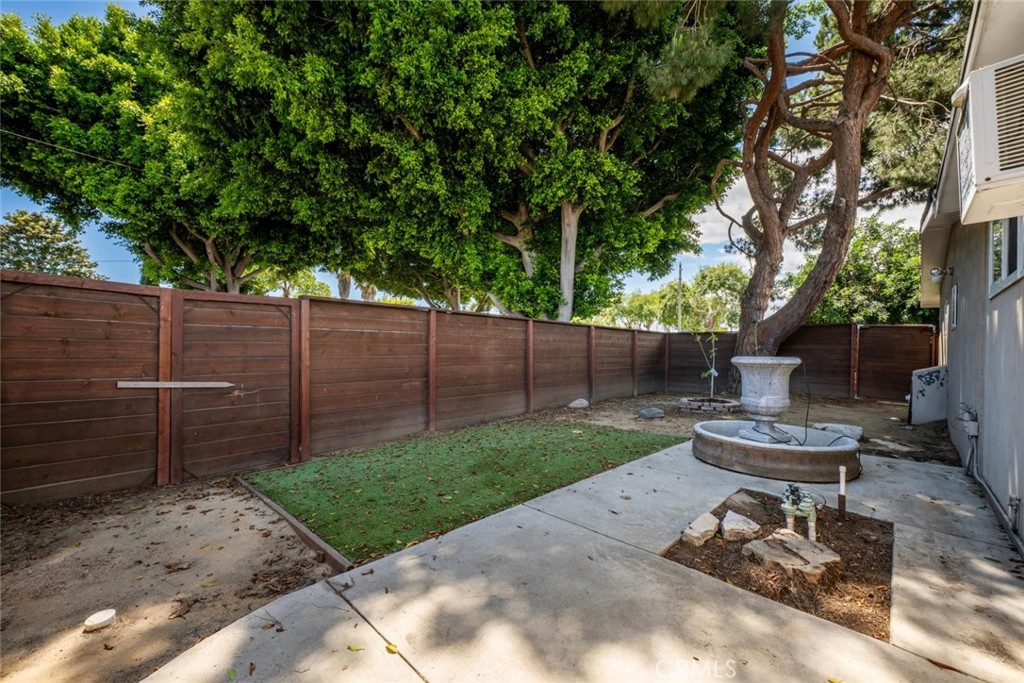 1238 N Studebaker