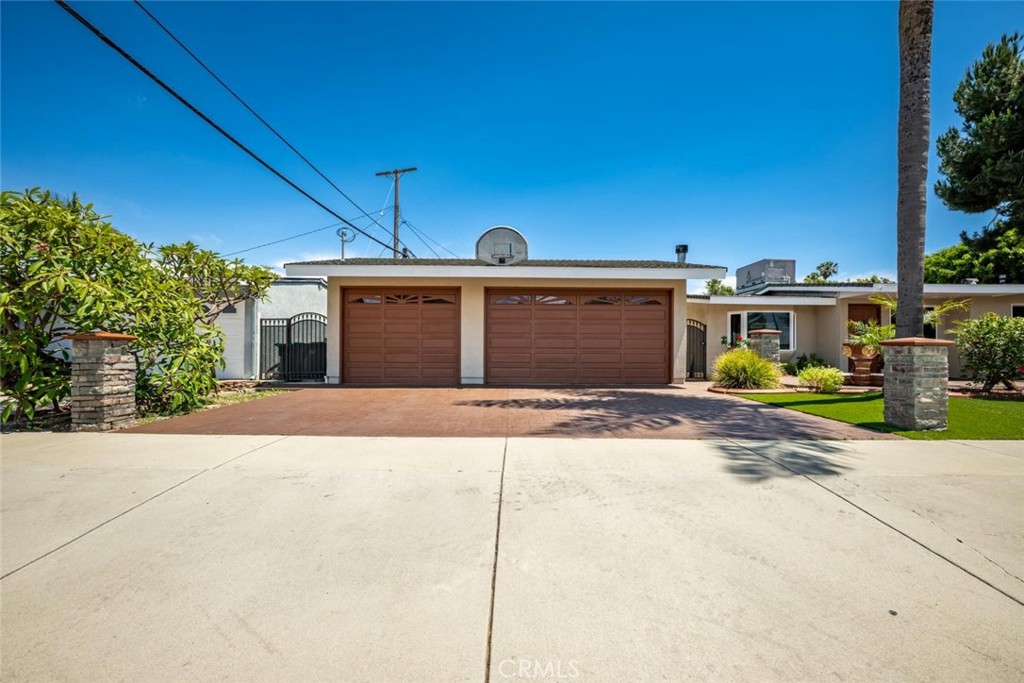 1238 N Studebaker