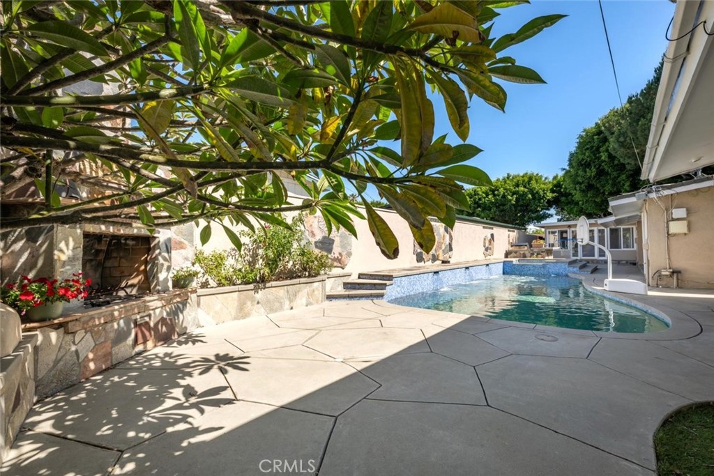1238 N Studebaker