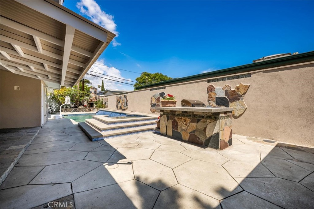 1238 N Studebaker