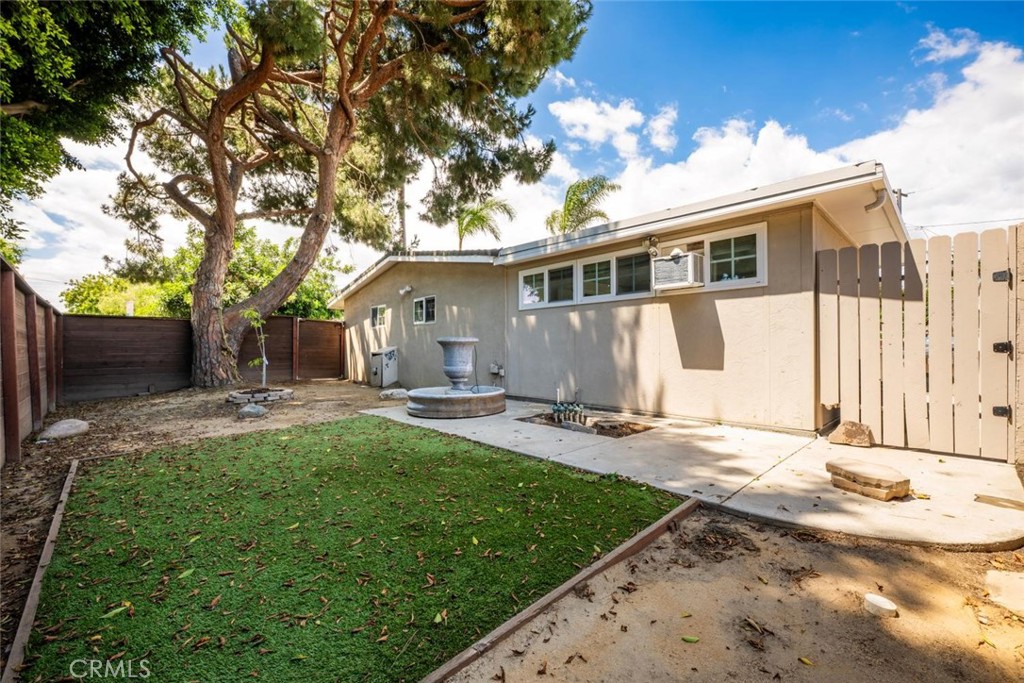 1238 N Studebaker