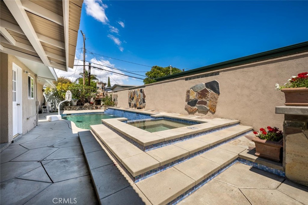 1238 N Studebaker