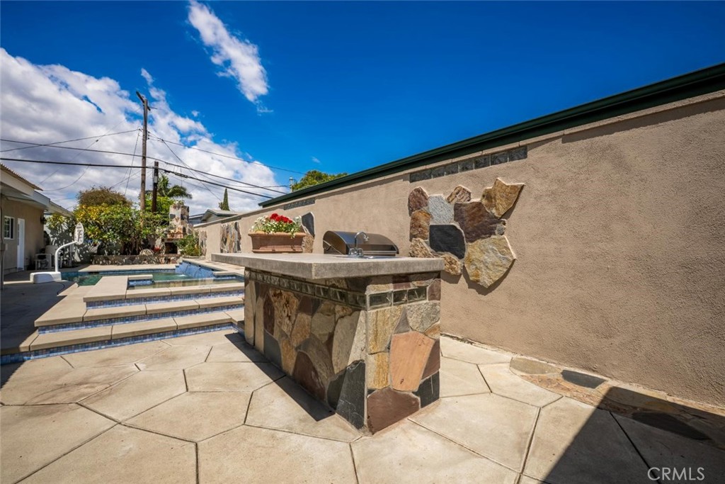 1238 N Studebaker