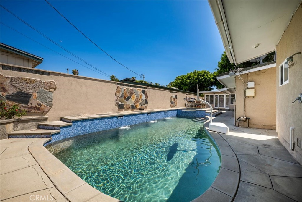 1238 N Studebaker