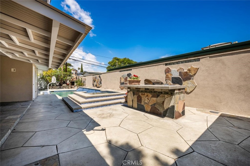1238 N Studebaker
