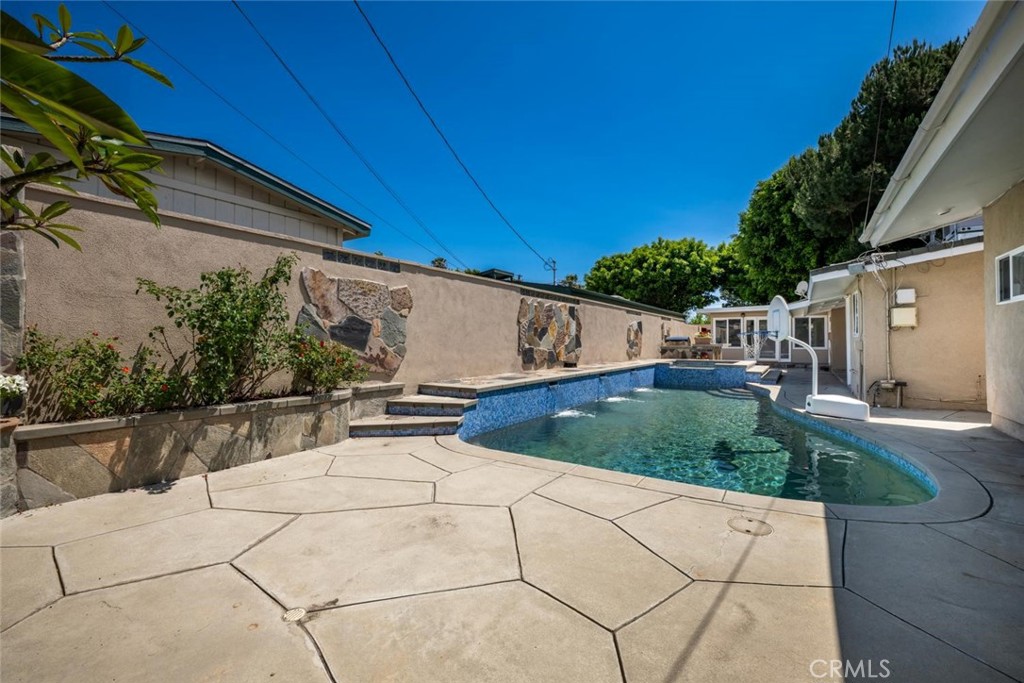 1238 N Studebaker