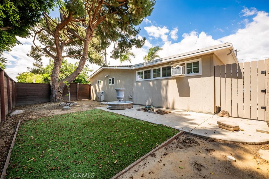 1238 N Studebaker