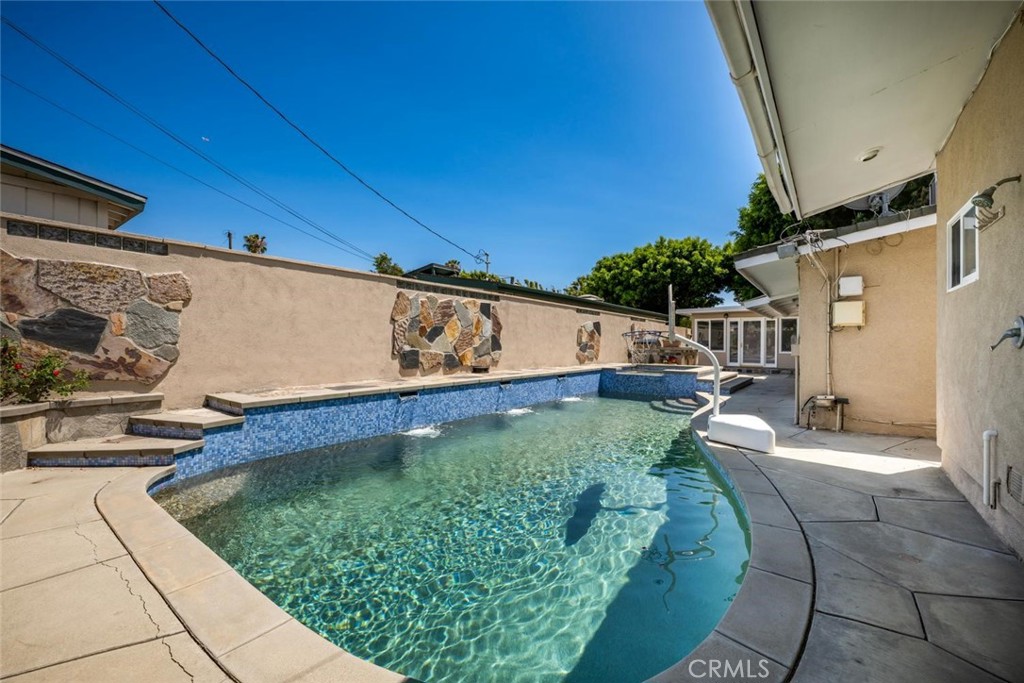1238 N Studebaker