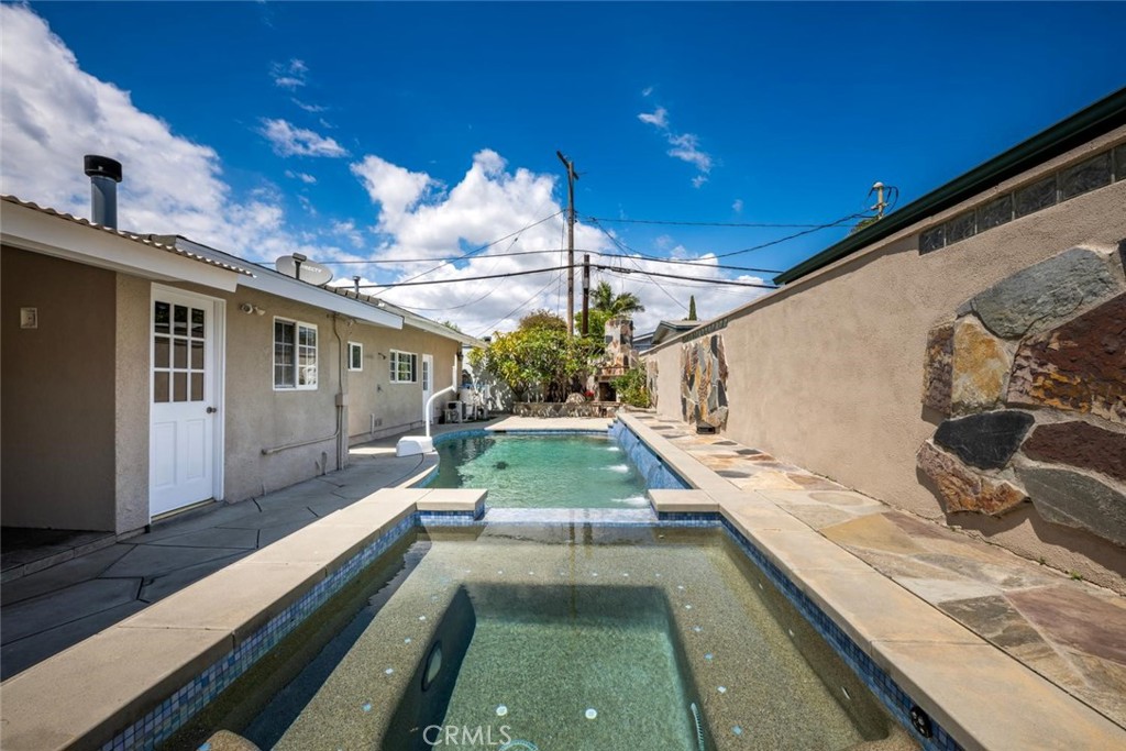 1238 N Studebaker