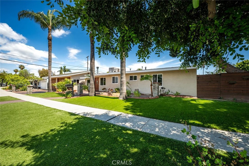 1238 N Studebaker