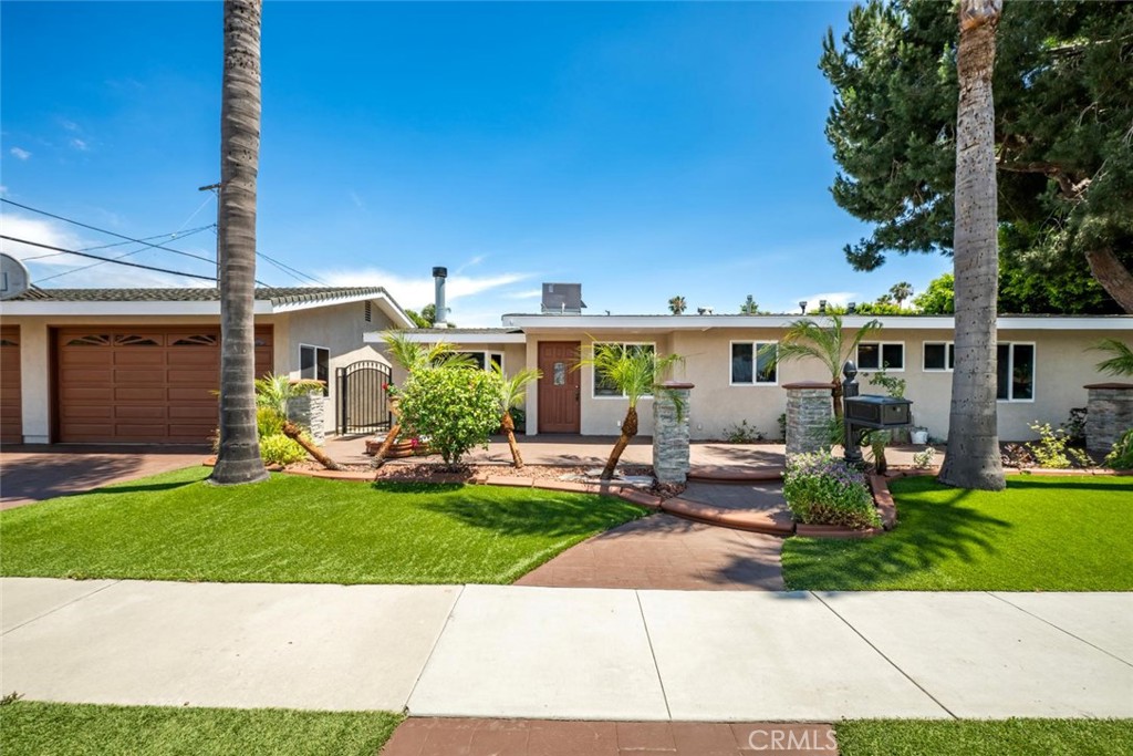 1238 N Studebaker