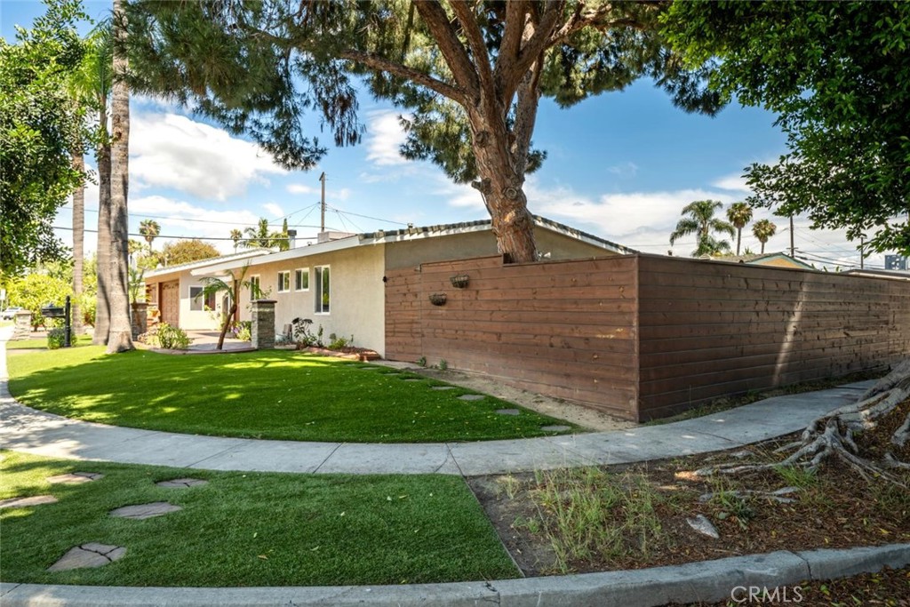1238 N Studebaker