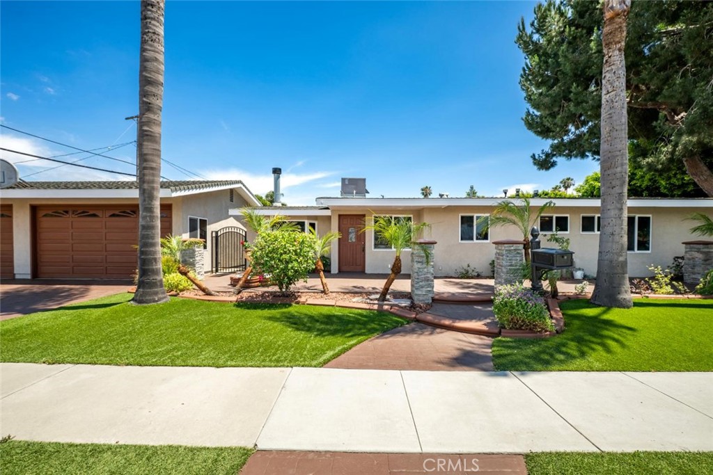 1238 N Studebaker