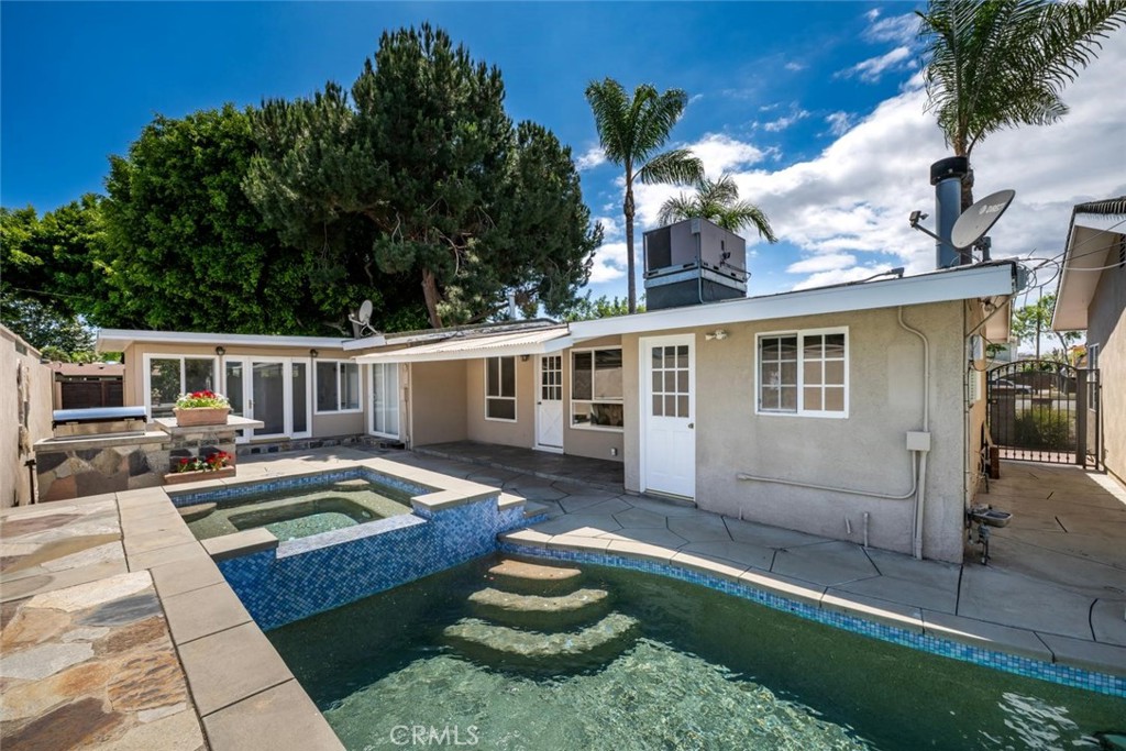 1238 N Studebaker